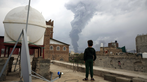 bff42128d70d7552dbd866e99034afecc168a1f5 Un niño mira el humo tras los ataques israelíes en Saná (Irán).