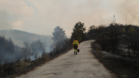 b08943e549dd97303a8c5a41459a6353601d2131 Voluntarios y profesionales se enfrentan a las llamas de un incendio en Molinaseca (Ponferrada).