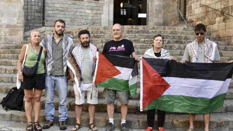El coordinador de la Global Sumud Flotilla, Saif Abukeshek, junto a varios activistas durante una rueda de prensa, en la Plaza del Rei, a 22 de agosto de 2025, en Barcelona. El coordinador de la Global Sumud Flotilla, Saif Abukeshek, junto a varios activistas durante una rueda de prensa, en la Plaza del Rei, a 22 de agosto de 2025, en Barcelona.
