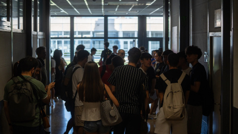 EuropaPress_6833275_estudiantes_bachillerato_acceden_universidad_politecnica_valencia (1) Foto de archivo de estudiantes de bachillerato esperando para hacer un examen durante la convocatoria extraordinaria de EBAU, en la Universidad Politécnica de Valencia.