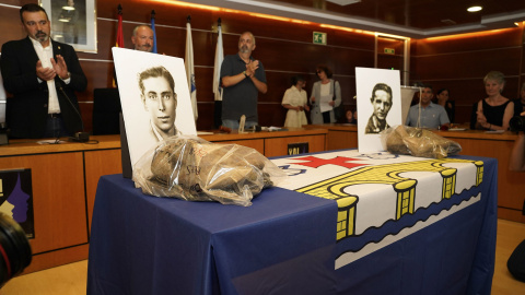 Acto de entrega a sus familias de los restos de José Galán Núñez y Manuel Ramiro Souto, dos miembros de la guerrilla antifranquista naturales de Culleredo (A Coruña) y asesinados en 1952.