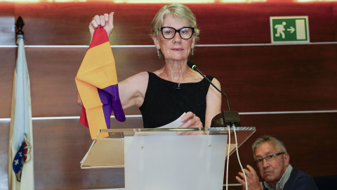 Una familiar de Manuel Ramiro Souto, uno de los dos miembros de la guerrilla antifranquista naturales de Culleredo (A Coruña) y asesinados en 1952 junto a José Galán Núñez, cuyos restos mortales han sido entregados a sus familias tras ser exhumados hace un año de una fosa común.