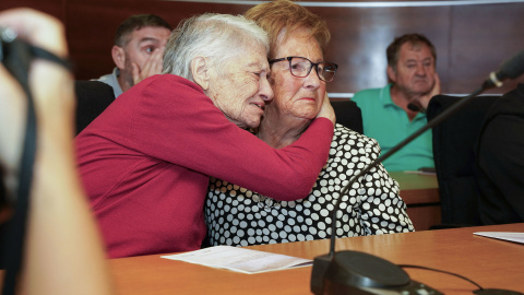 Dos mujeres se emocionan durante la entrega de los restos mortales de José Galán Núñez y Manuel Ramiro Souto, dos miembros de la guerrilla antifranquista naturales de Culleredo (A Coruña) y asesinados en 1952, a sus familias tras ser exhumados hace un año de una fosa común.