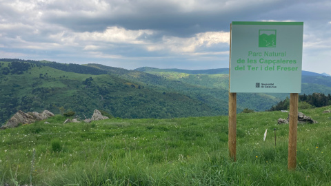 Un cartell del Parc Natural de les Capçaleres del Ter i Freser enmig de la natura Un cartell del Parc Natural de les Capçaleres del Ter i Freser enmig de la natura