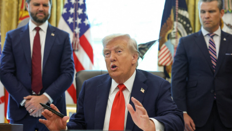 El presidente de EEUU, Donald Trump, flanqueado por el vicepresidente JD Vance y el secretario de Defensa, Pete Hegseth, habla a los periodistas tras la firma de nuevas órdenes ejecutivas en el Despacho Oval de la Casa Blanca. El presidente de EEUU, Donald Trump, flanqueado por el vicepresidente JD Vance y el secretario de Defensa, Pete Hegseth, habla a los periodistas tras la firma de nuevas órdenes ejecutivas en el Despacho Oval de la Casa Blanca.