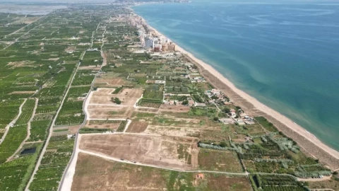 956031c1-83a8-4a39-9e63-3e399241a6d0_16-9-aspect-ratio_default_1395210 El Sector 17 de Tavernes de la Valldigna, en primer plano, con la playa urbanizada al fondo.