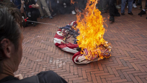 fotonoticia_20250825184521_1200 Quema de una bandera estadounidense en Washington durante una manifestación contra una visita del primer ministro israelí, Benjamin Netanyahu.