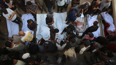 Personas trasladan los cuerpos de palestinos muertos por fuego israelí mientras intentaban recibir ayuda Omar Ashtawy / Europa Press