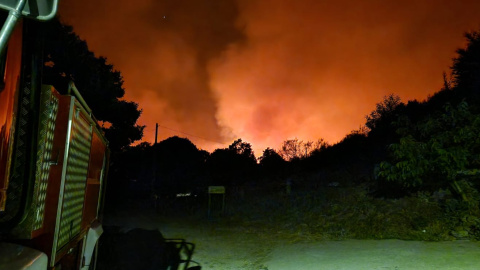 043e9e405e7550e5884cb67fec5d19f89db922a5 Un camión de bomberos de la Diputación durante los trabajos nocturnos de lucha contra el fuego y defensa de poblaciones en el incendio de Porto (Zamora).