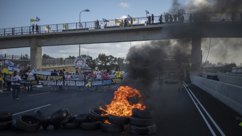 EuropaPress_6916232_26_august_2025_israel_yakum_israeli_protesters_block_the_main_highway_in (1) Manifestantes israelíes bloquean la principal carretera del centro de Israel exigiendo la liberación inmediata de los rehenes y el fin de la guerra.26/8/2025 ONLY FOR USE IN SPAIN