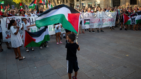 Varias personas con banderas palestinas durante una manifestación por la liberación de Palestina, este agosto, en Barcelona.