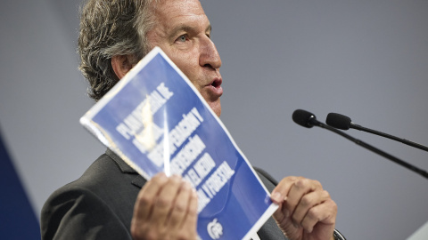 El presidente del PP, Alberto Núñez Feijóo, durante la presentación de su plan contra los incendios, en la sede del partido, em la madrileña calle de Génova.