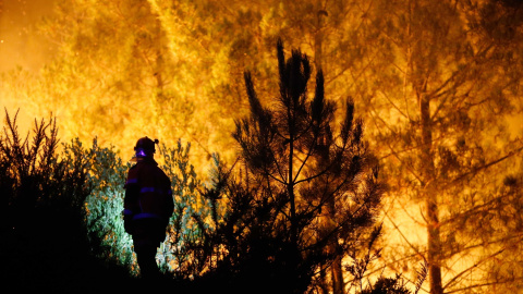 Un vecino ve el avance del fuego, a 25 de agosto de 2025, en A Pobra de Brollón, Lugo, Galicia (España).