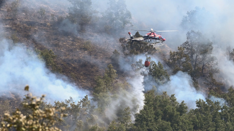 Efectivos trabajan en la extinción del incendio en el paraje leonés de Garaño.