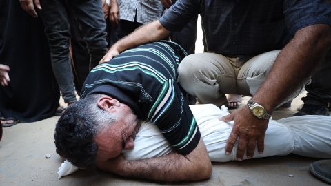 gaza La gente llora la muerte del niño palestino Hamada Abedrabo, que murió en un ataque israelí en la ciudad de Gaza.