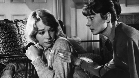 Shirley MacLaine y Audrey Hepburn, en 'La calumnia' Shirley MacLaine y Audrey Hepburn, en 'La calumnia'.