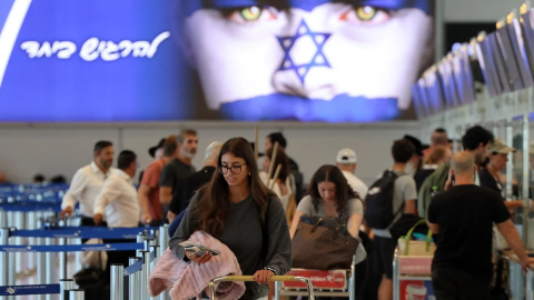 Los pasajeros facturan su equipaje en el mostrador del aeropuerto central Ben Gurión de Israel el 25 de junio de 2025