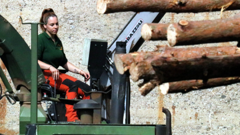 Anna Barea, treballadora forestal, a Cercs.