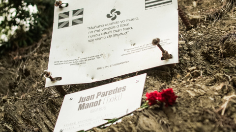 La placa d'homenatge als militants independentistes Txiki i Otaegi