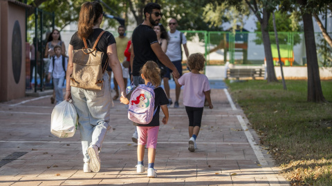 Varios niños a su llegada al colegio. Foto de archivo Varios niños a su llegada al colegio. Foto de archivo
