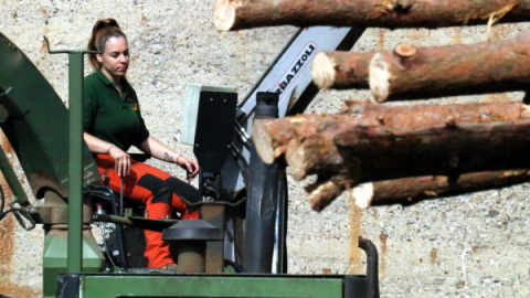 68b01028dff02 Anna Barea, trabajadora forestal, en Cercs.