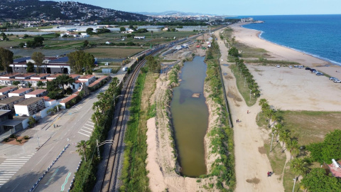 Imatge aèrea de la bassa on es verteix l'aigua al costat del Pla de Balasc.