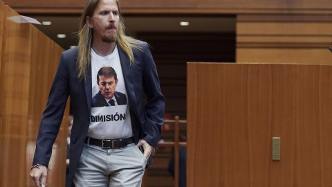 El viceportavoz del Grupo Parlamentario Mixto, Pablo Fernández, viste una camiseta con la palabra 'Dimisión' y la cara del presidente de la Junta de Castilla y León, Alfonso Fernández Mañueco, en el pleno en el que el segundo ha analizado su gestión de la prevención y extinción de incendios forestales en esta Comunidad, donde han ardido en este agosto más de 141.000 hectáreas de terreno, la mayor parte en León y Zamora, según la primera estimación del Ejecutivo autonómico.