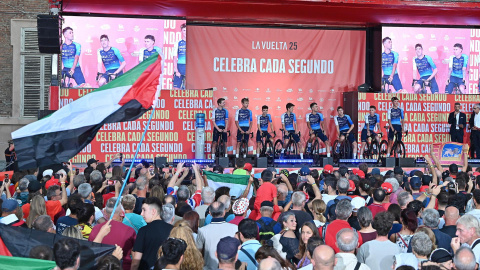 Los corredores del equipo Israel Premier Tech asisten a la presentación oficial de los 22 equipos que participarán en la Vuelta a España, en Turín, Italia, el 21 de agosto de 2025. (Ciclismo, Italia) EFE/EPA/Alessandro Di Marco Los corredores del equipo Israel Premier Tech asisten a la presentación oficial de los 22 equipos que participarán en la Vuelta a España, en Turín, Italia, el 21 de agosto de 2025. (Ciclismo, Italia) EFE/EPA/Alessandro Di Marco