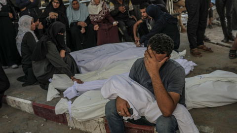 FOTODELDIA Ciudad de Gaza (-), 29/08/2025.- Familiares lloran junto a cuerpos cubiertos en el hospital Al Shifa tras la muerte de sus familiares en un ataque aéreo israelí, en la Ciudad de Gaza, Franja de Gaza, el 29 de agosto de 2025. Según el Ministerio de Salud palestino en Gaza, seis miembros de una familia murieron el 28 de agosto tras un ataque aéreo israelí al oeste del campo de refugiados de Jabaliya, al norte de la Ciudad de Gaza. EFE/MOHAMMED SABER