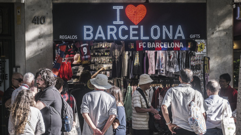 Turistes davant d'una botiga de souvenirs de Barcelona.