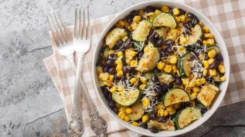 Ensalada de calabacín con frijoles y maíz
