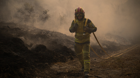 Un bombero en un incendio en Portugal.