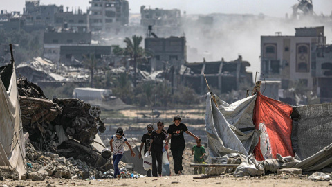Los palestinos desplazados internamente se trasladan a otro lugar durante una operación militar en el este del barrio de Al Sheikh Redwan, en la ciudad de Gaza, el 30 de agosto de 2025.
