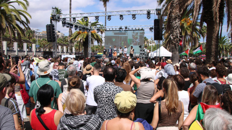 El públic seguint els actes previs a la sortida de la Flotilla a Gaza, al Moll de fusta de Barcelona.