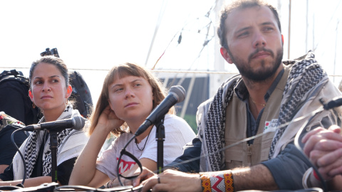 Diversos participants, entre ells l'activista Greta Thunberg, a la roda de premsa informativa prèvia a la sortida de la Flotilla cap a Gaza.