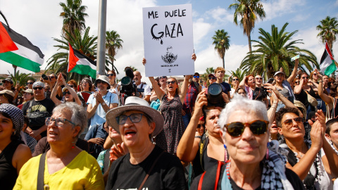 Decenas de personas durante la despedida a la Global Sumud Flotilla en el Puerto de Barcelona.