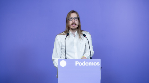 El secretario de Organización y portavoz de Podemos, Pablo Fernández, durante una rueda de prensa.