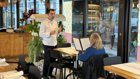 Un cambrer treballant en un restaurant d'Olot, 5 de desembre de 2024. Un cambrer treballant en un restaurant d'Olot, 5 de desembre de 2024.