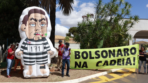 Integrantes de movimientos sociales se manifiestan contra el expresidente de Brasil Jair Bolsonaro. Integrantes de movimientos sociales se manifiestan contra el expresidente de Brasil Jair Bolsonaro.