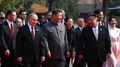 2025-09-03T031845Z_1065192244_RC22KGA6P1M0_RTRMADP_3_WW2-ANNIVERSARY-CHINA El presidente ruso, Vladimir Putin, el presidente chino, Xi Jinping, el líder norcoreano, Kim Jong Un, y los jefes de delegaciones extranjeras llegan a un desfile militar que conmemora el 80 aniversario del fin de la Segunda Guerra Mundial, en Beijing, China,
