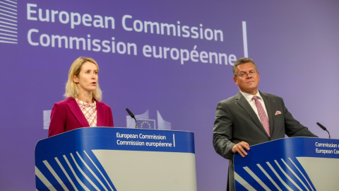 sefcokallas Kaja Kallas, a la izquierda, comisaria de Asuntos Exteriores, y Maros Sefcovic, el comisario de Economía y Comercio, ofrecen una rueda de prensa este miércoles en Bruselas.