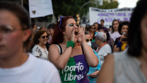 Una mujer protesta en la manifestación por el Día de Acción Global por la despenalización del aborto, a 28 de septiembre de 2023, en Madrid (España). Una mujer protesta en la manifestación por el Día de Acción Global por la despenalización del aborto, a 28 de septiembre de 2023, en Madrid (España).