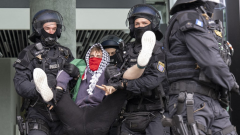 AFP__20250526__dpa-pa_250526-99-976207_dpai__v1__MidRes__ProPalestinianActivistsOccu La policía alemana se lleva arrestado a un joven durante una manifestación pro Palestina en la entrada del periódico "Frankfurter Allgemeine Zeitung" (FAZ) a finales de mayo de este año.