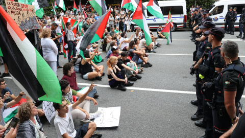 Protestas en La Vuelta Manifestantes en la Vuelta se sientan en el suelo en Bilbao.