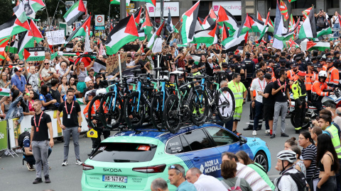 Los manifestantes contra Israel al paso de la Vuelta por Bilbao.