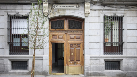 Fachada de un bloque de viviendas en Madrid Fachada de un bloque de viviendas en Madrid