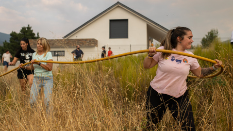 EuropaPress_6914311_vecinos_localidad_ayudan_tareas_extincion_incendio_24_agosto_2025 Vecinos de la localidad de Molinaseca, León ayudan en las tareas para la extinción del incendio. Imagen de archivo