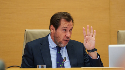 Óscar Puente deja las cosas claras a Ryanair: "Su CEO va a cobrar un bonus de 100 millones" El Ministerio de Transportes considera que la aerolínea irlandesa de bajo coste Ryanair está "buscando un rifirrafe un tanto impostado" al culpar a la sociedad gestora de los aeropuertos, Aena, de su decisión de recortar vuelos y plazas para los próximos meses en España.
Nuestro periodismo es posible gracias a nuestros suscriptores. Únete a la República de Público y defiende el periodismo valiente, feminista y de izquierdas: https://bit.ly/3REUOTN
Periodismo, investigación y compromiso para construir un mundo más igualitario.
¡Suscríbete ya a nuestro canal!: https://bit.ly/2U8nM0q
Visita: https://www.publico.es
Síguenos en Facebook: https://www.facebook.com/diario.publico/
Síguenos en Twitter: https://twitter.com/publico_es
Síguenos en Instagram: https://www.instagram.com/publico.es
Síguenos en TikTok: https://www.tiktok.com/@publico_es
Síguenos en Bluesky: https://bsky.app/profile/publico.es