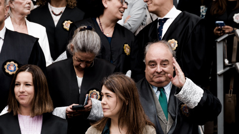 (Foto de ARCHIVO)El juez Adolfo Carretero (d) y otros jueces y fiscales, durante un paro de diez minutos de asociaciones de jueces y fiscales, frente a los Juzgados de Plaza de Castilla, a 11 de junio de 2025, en Madrid (España). Jueces y fiscales de todas las asociaciones, menos las progresistas, han convocado un paro simbólico de diez minutos para expresar su rechazo a dos de los proyectos de ley anunciados recientemente por el Gobierno: el que pretende modificar el acceso a ambas carreras y el que busca reformar la Fiscalía de cara a dejar las investigaciones penales en manos de los fiscales.Carlos Luján / Europa Press11/6/2025