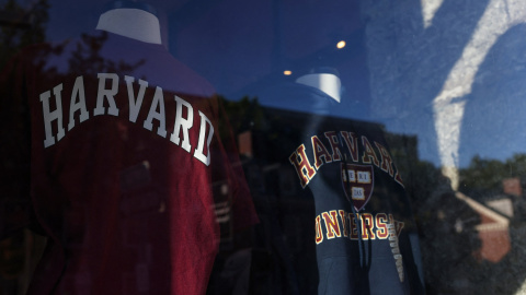 Productos de la Universidad de Harvard en un escaparate de una tienda del campus, en Cambridge (Massachusetts, EEUU).